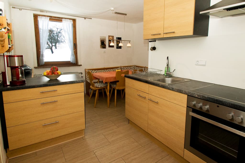 Viel Platz zum Kochen in der geräumigen Wohnküche