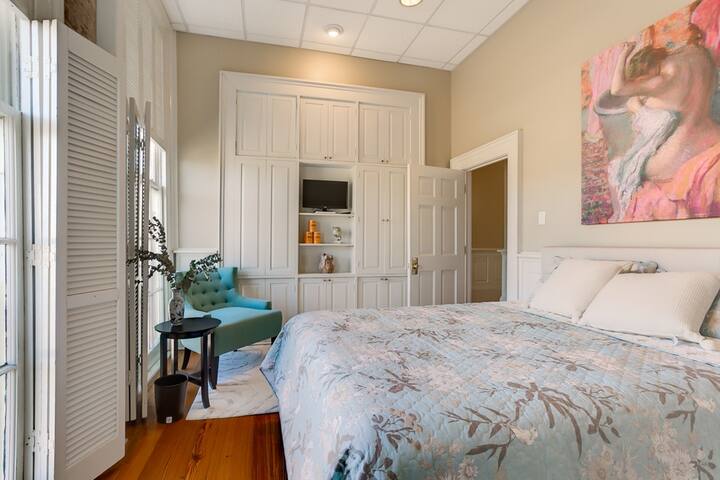 The Royal Elysian – Entire Marigny Guesthouse gallery image 4