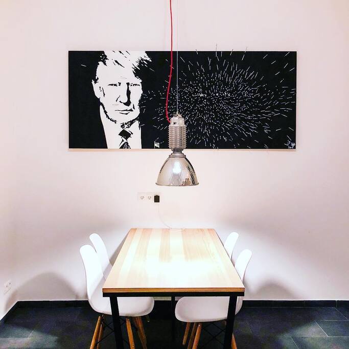 The Art we've got in our flat, doesn't always represent our political positions... But our kitchen definetley is presidential.
Nein, das ist zum Glück kein politische Statement - aber dieses Kunstwerk mit Trump und einer Nagelwolke im Stile Ueckers hat schon manche spannende politische Diskussion mit unseren Gästen angeregt.