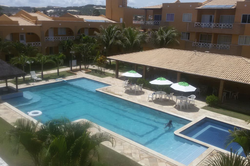 Área comunitária de lazer com piscina