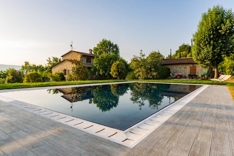 Proprietà Airbnb di successo: Apartment in villa and pool 10 minutes from downtown a Todi