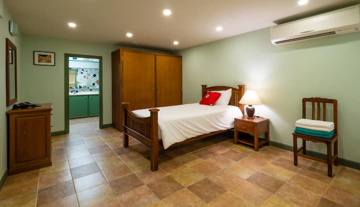 La chambre 6 avec salle de bain attenante peut accueillir 3 adultes