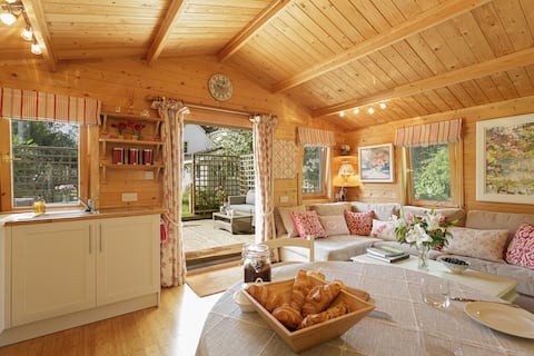 Top Airbnb: The Artist’s Cabin - 2 bedroom - sleeps 4 in Hampshire
