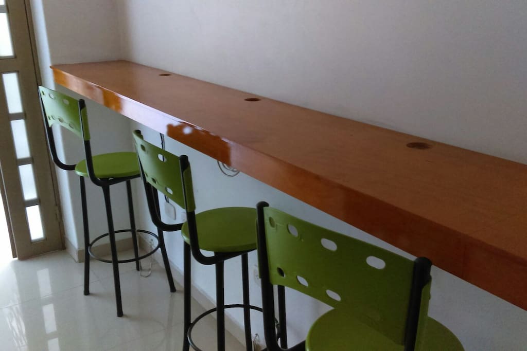 Edificio con sala de estudio con conexión a Internet.