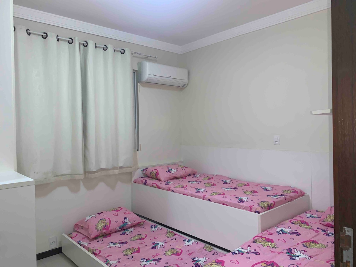 Është një demi-suite (ka banjë ngjitur)