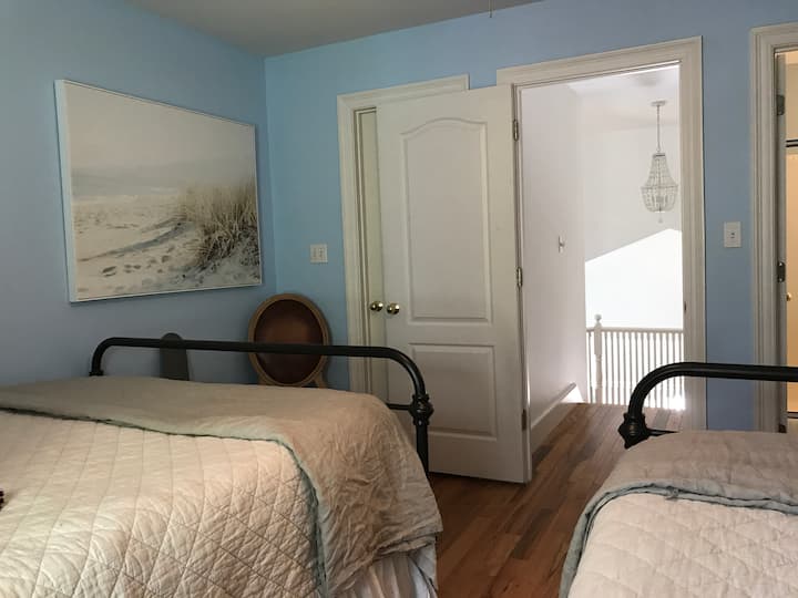 Kamar tidur di lantai atas dua tempat tidur queen