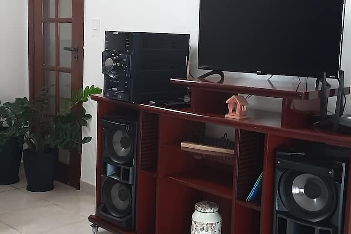 חדר עם סטריאו וטלוויזיה עם פונקציית הרוקו.