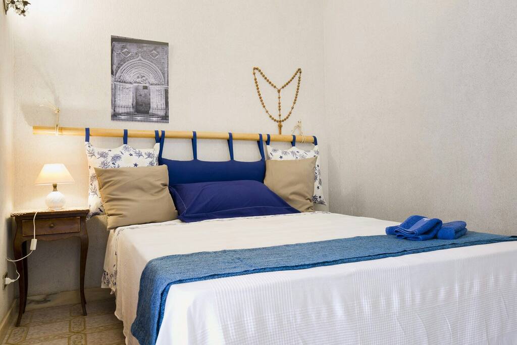 Letto alla francese della stanza Hybla.