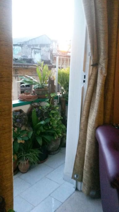 Balcón del apartamento con vista a la calle.