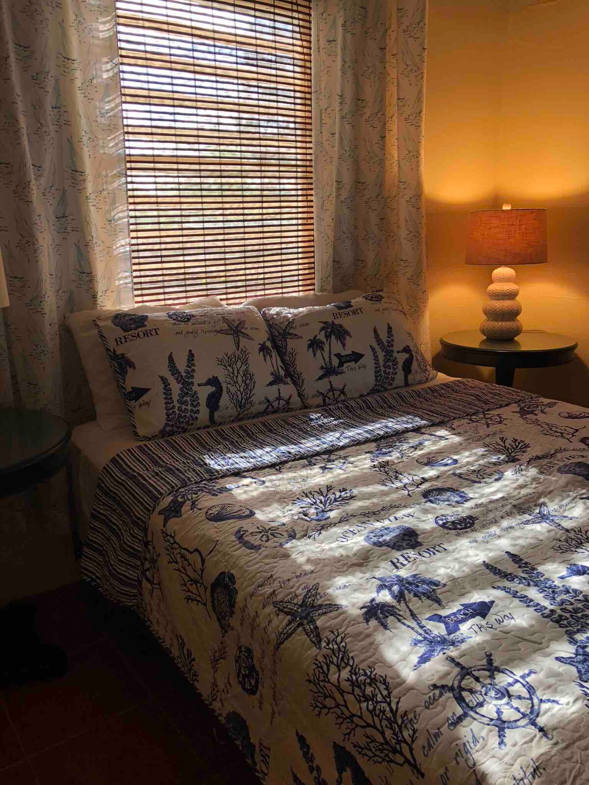 อีกรูปหนึ่งของห้องนอนขนาดควีนไซส์เครื่องปรับอากาศพัดลมเพดานด้วย 