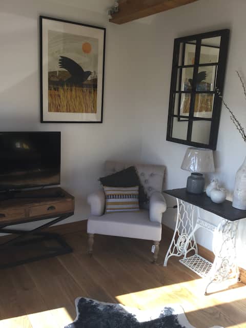 Popular Airbnb listing: 3 BEDROOM 5* BARN CONVERSION CHADLINGTON in Oxfordshire