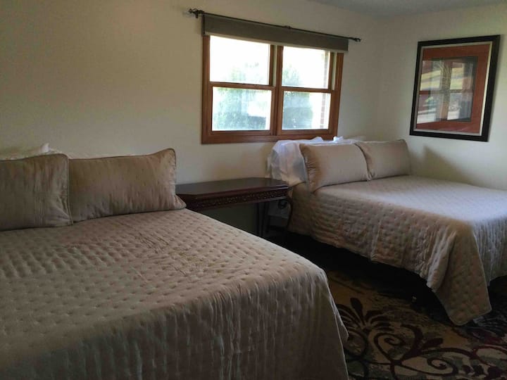 Dhomë dopio "queen" me televizor.