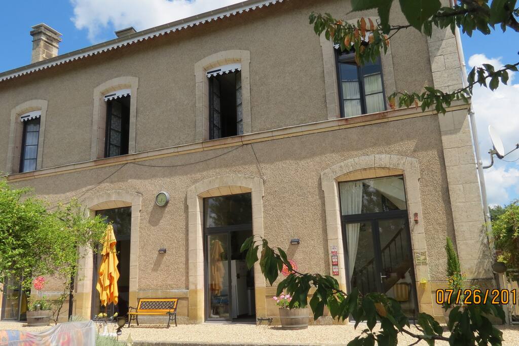 Entrée de la gare et jardin