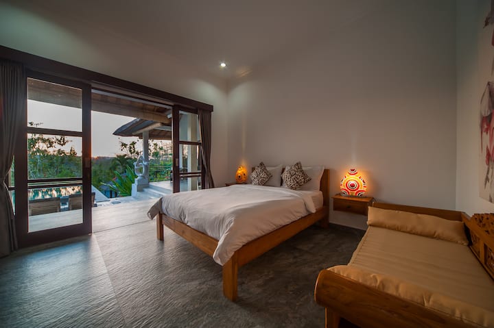 غرفة نوم مريحة مع مكيف هواء وحمام داخلي. استمتع بليالٍ مريحة في مكان هادئ.