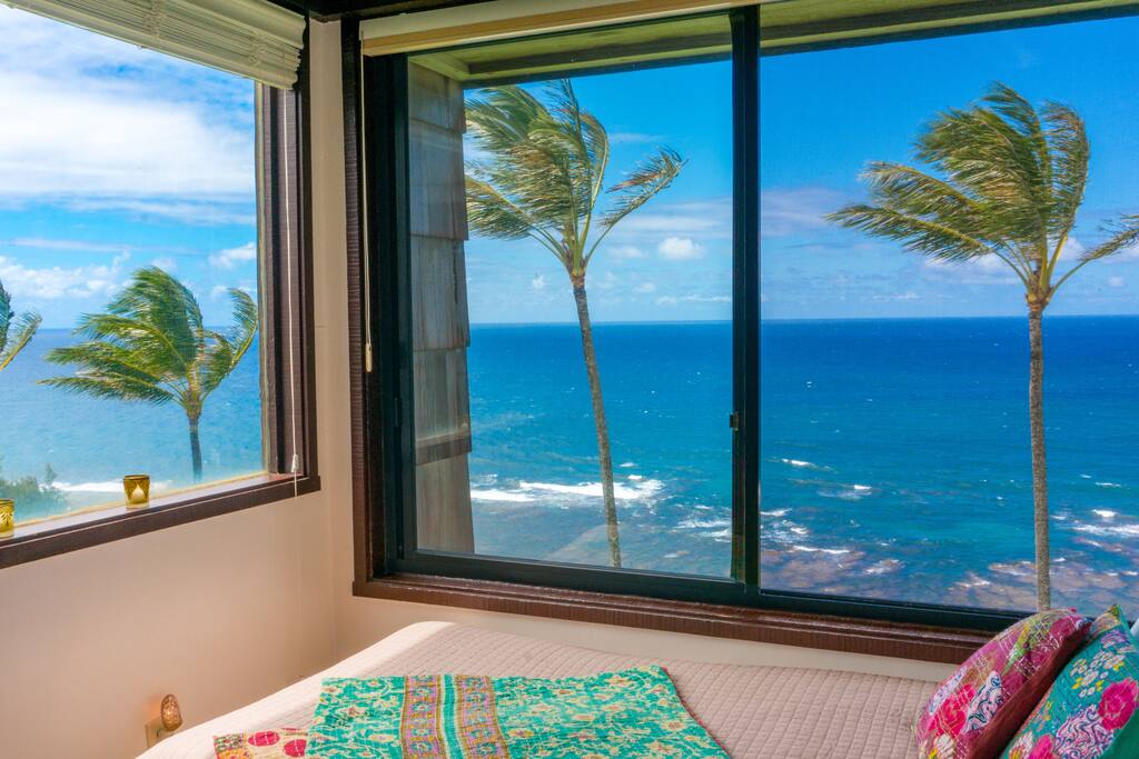 Oceanfront windowseat/bed in living room alcove at Sealodge C7.