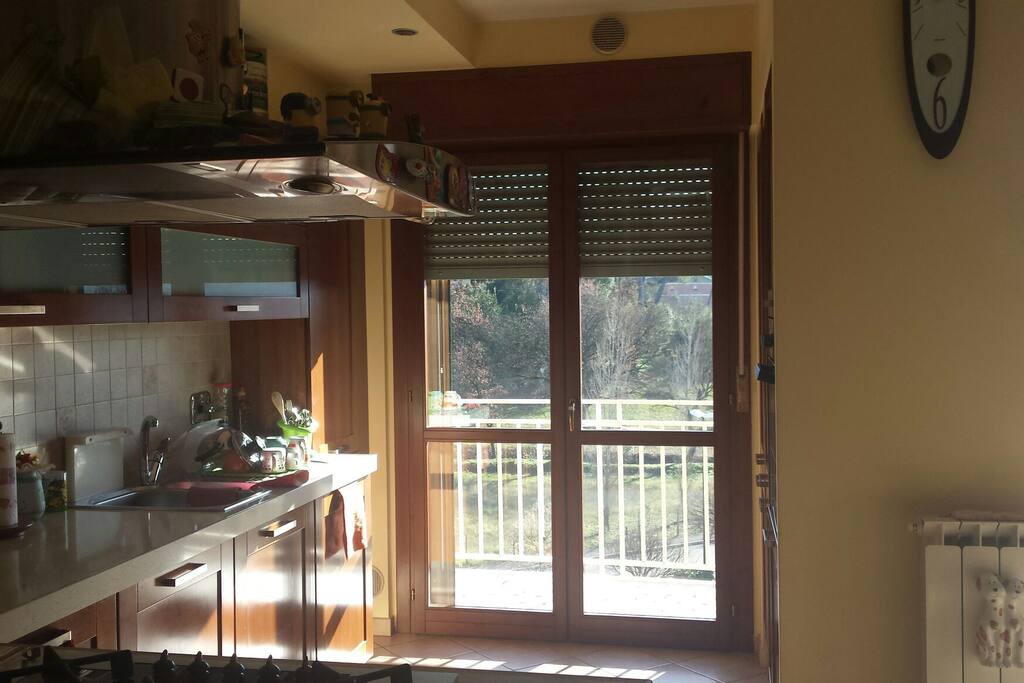 Zona cucina con vista colle di Todi