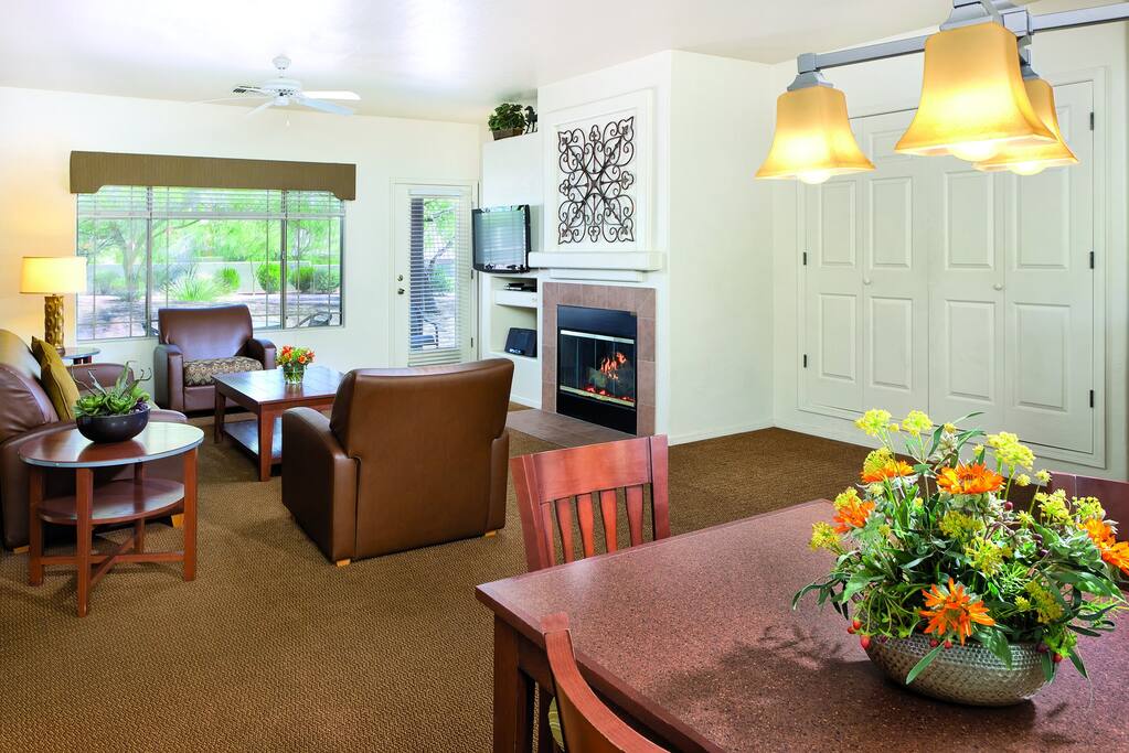 This picture does not show the specific unit being rented. The unit rented will be based on which units are available upon check-in. These pictures are meant to show the property and an example of the room style and décor.