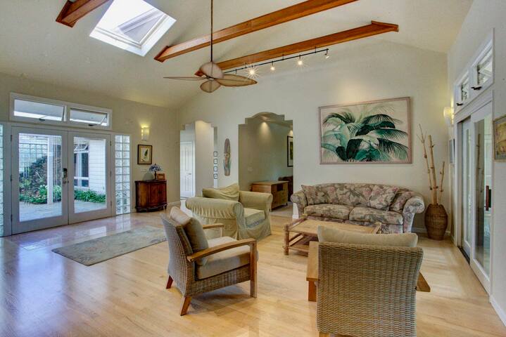 Large spacious home with A/C! Walk to Beach/Pool gallery image 5