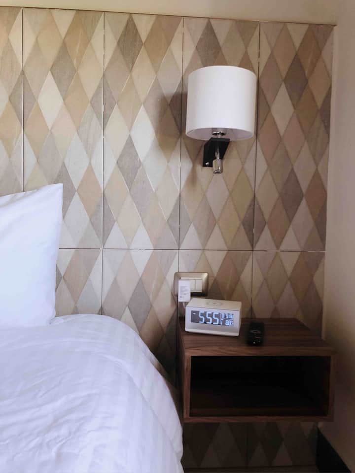 配备无线充电器的卧室 