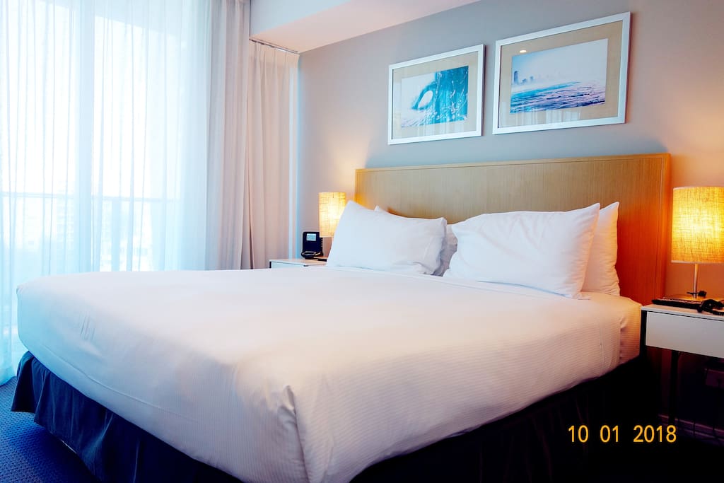 Main bedroom. Sunny, clean and spacious, linen comfortable
主卧:阳光充足,整洁宽敞,布草舒适