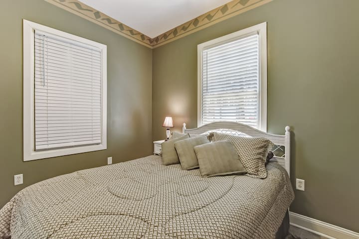 Izba s manželskou posteľou Queen na prízemí ponúka väčšie pohodlie. 