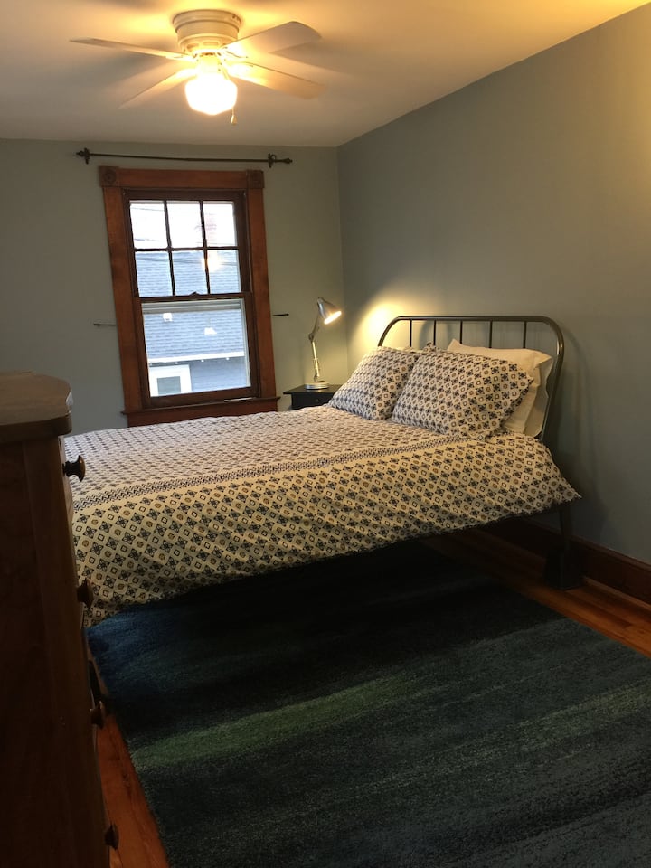 1 საძინებელი 152 × 203 სმ ზომის საწოლით