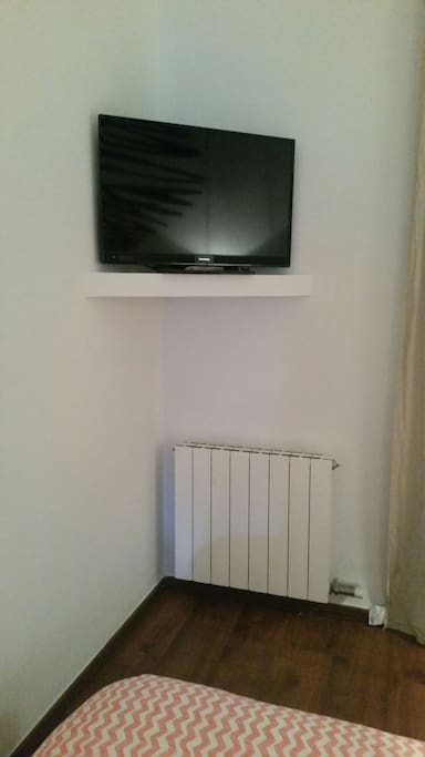Televisión, calefacción y aire acondicionado.