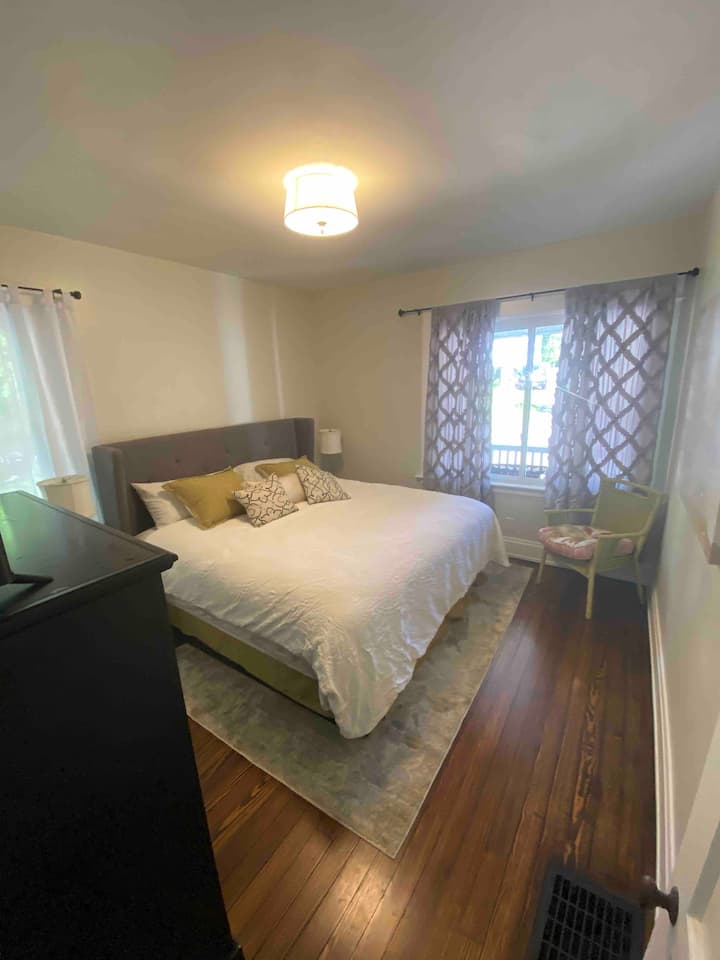 Bračni krevet (širine 180 - 200 cm) i televizor (širine 180 - 200 cm)