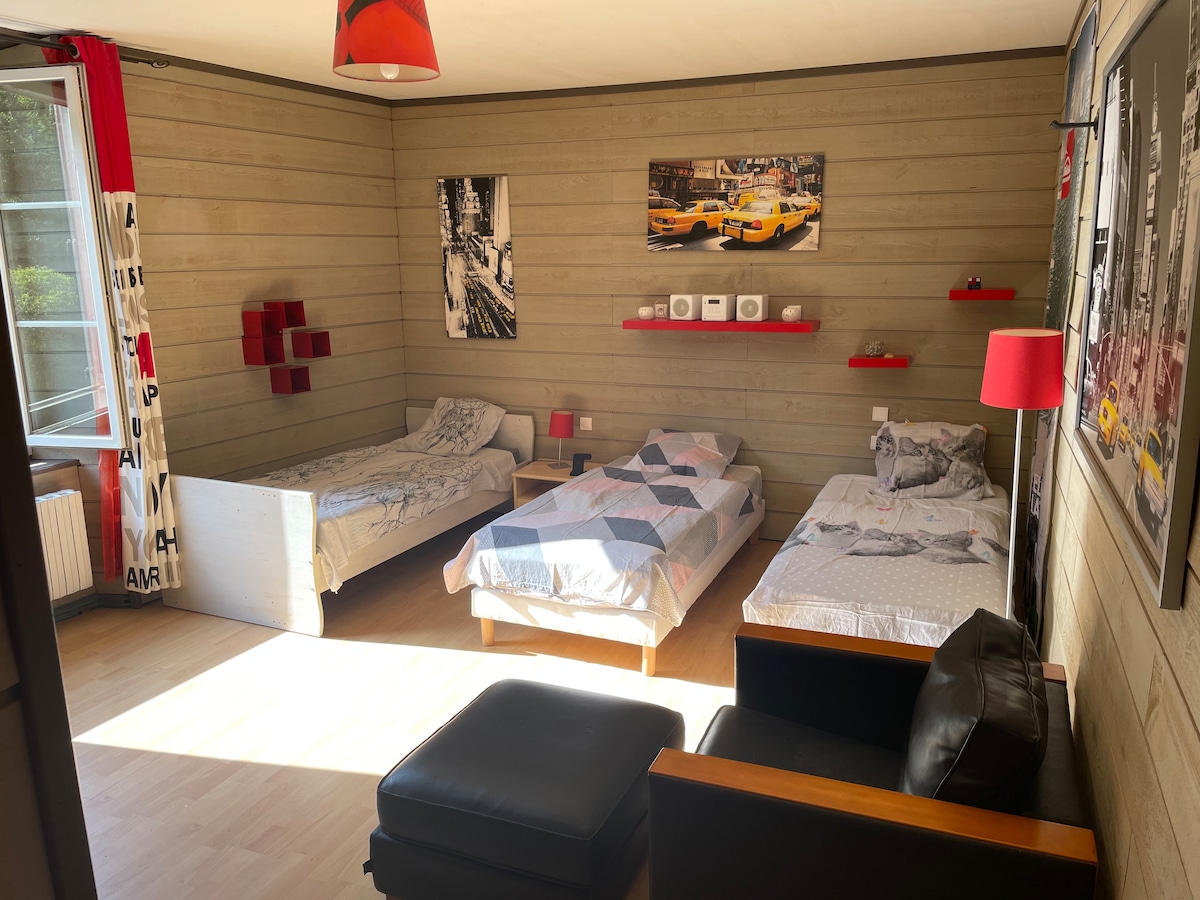 Chambre transformable.
3 jednolôžka alebo 1 jednolôžko a 1 manželská posteľ.