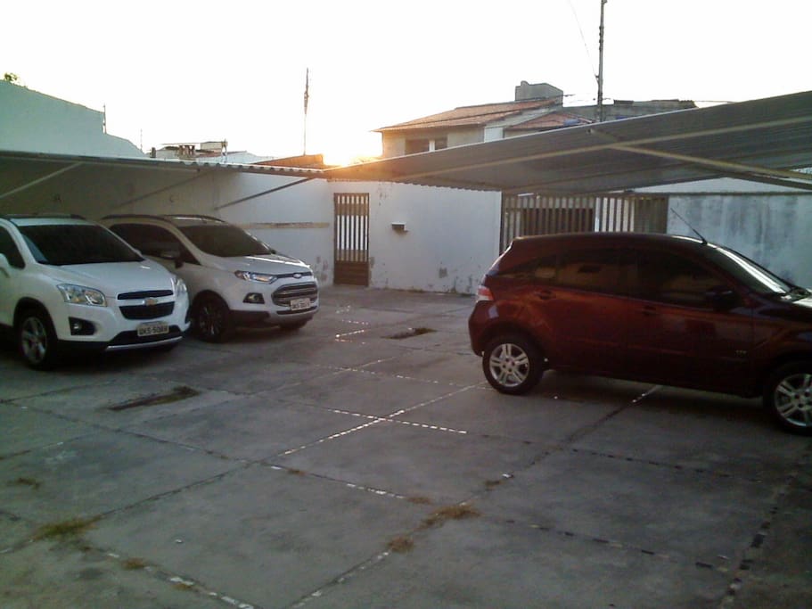 Estacionamento! Na frente do prédio