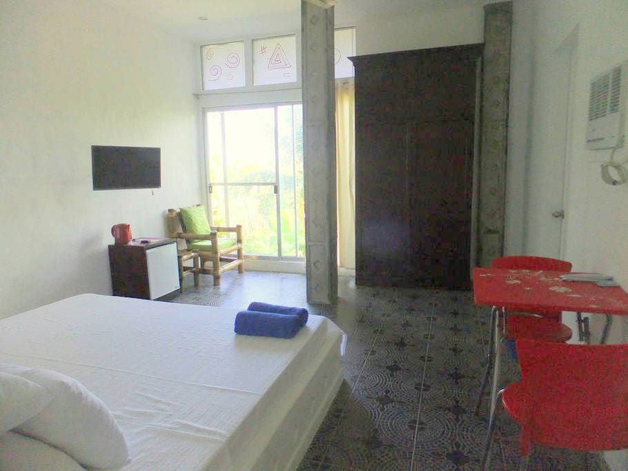 Large spacious room with garden view