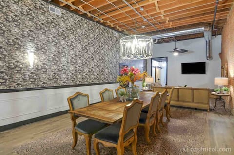 Elle & Becks Loft Suite