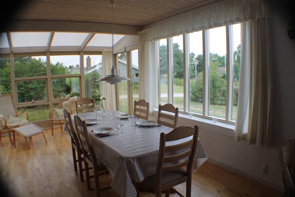 Dejlig lys stue og med "havkig" til Damsbo Strand.