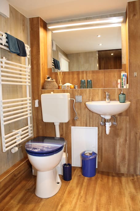 Badezimmer mit Fenster und Lüfter