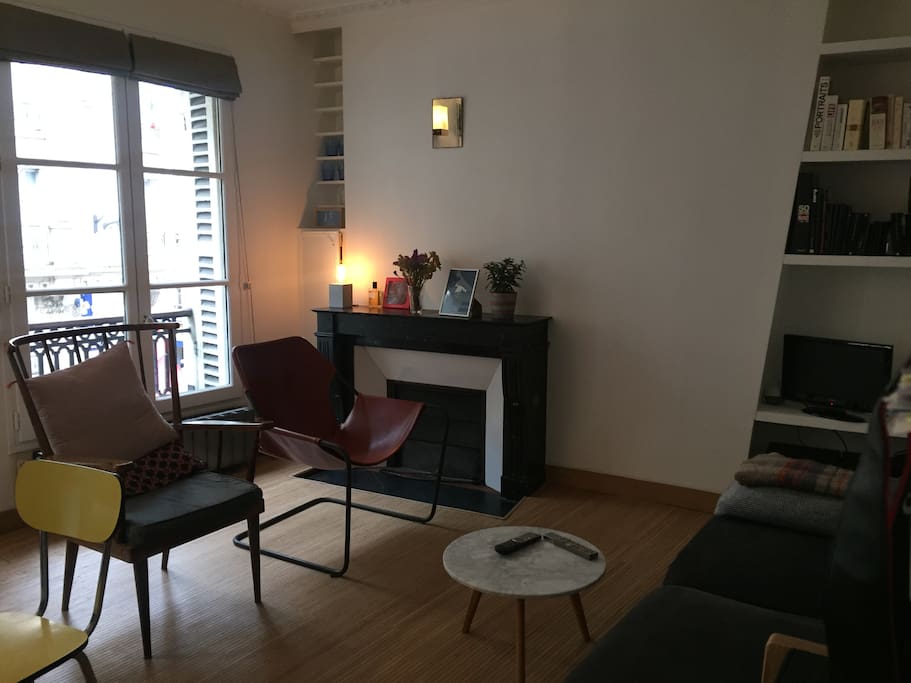 Living Room / TV / Internet / Sofa / Table