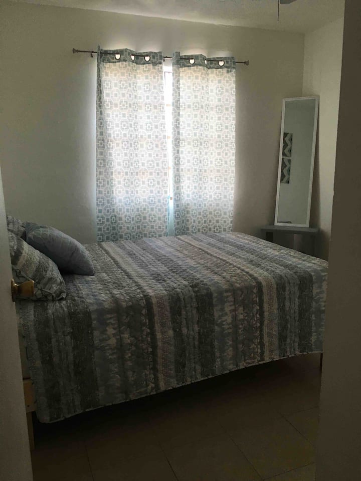 Je to hlavná spálňa so zrkadlom , písacím stolom a šatníkom.   