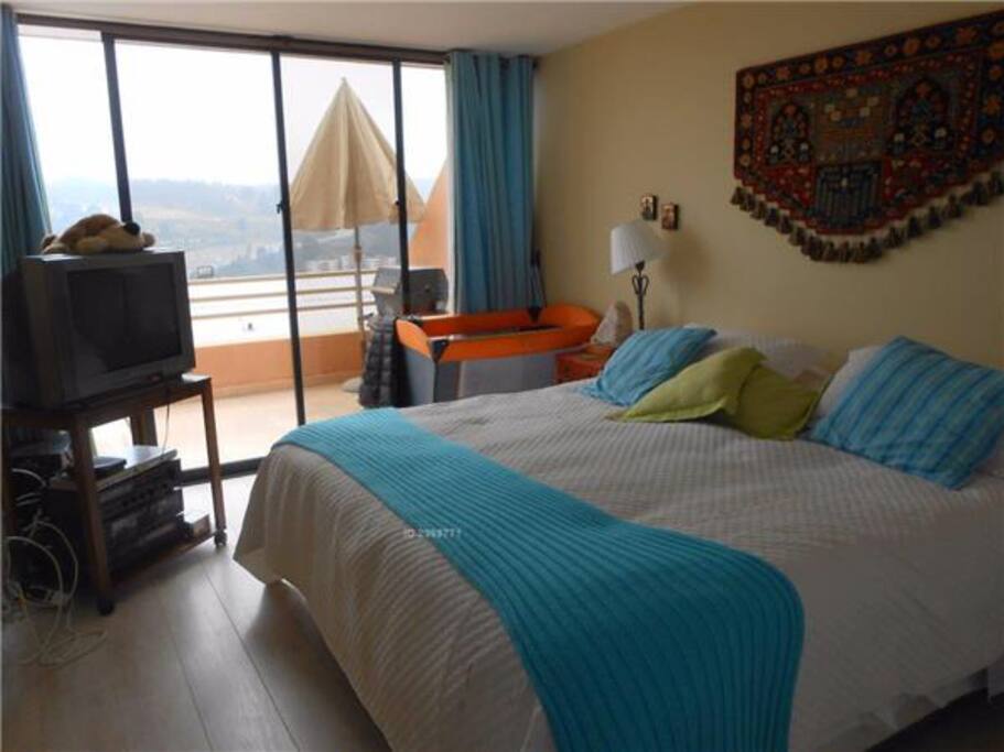 Dormitorio principal con salida a terraza y vista al mar