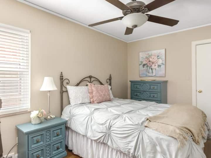 Udobna i udobna spavaća soba s mnogo prostora za odlaganje odjeće i ogledalom u punoj veličini te stropnim ventilatorom. Prozorski klima-uređaj kad je sezona dozvoljena.