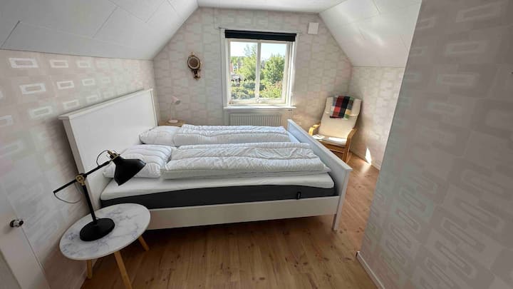 Chumba cha kulala cha msingi chenye kitanda cha sentimita 160. 