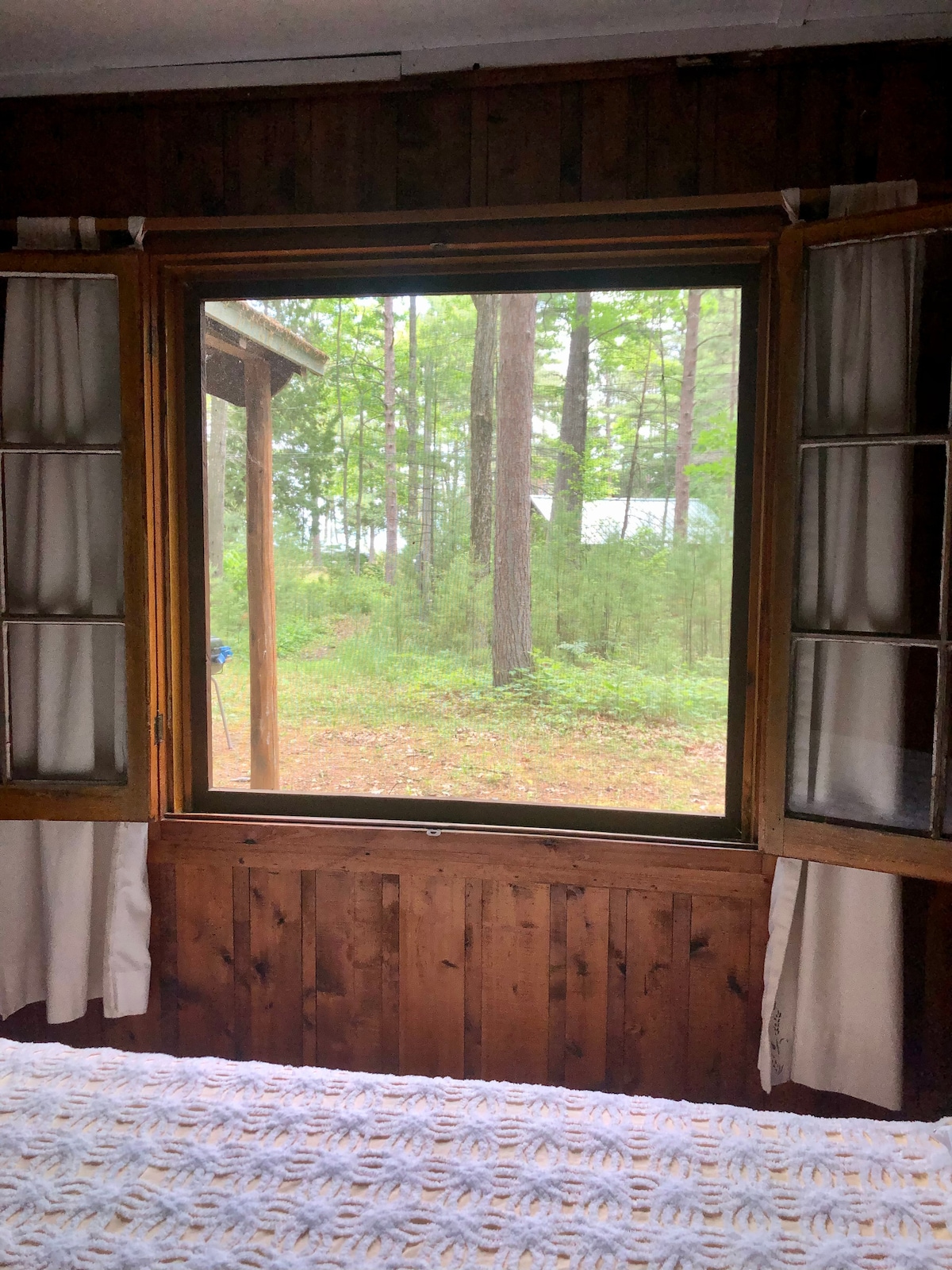 Pogled na jezero iz prednje spavaće sobe 