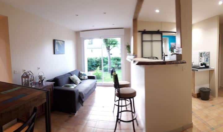 厨房酒吧客厅配有一张沙发床