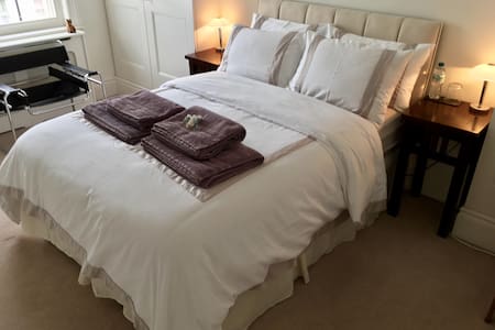 Bright Double Room with private bathroom