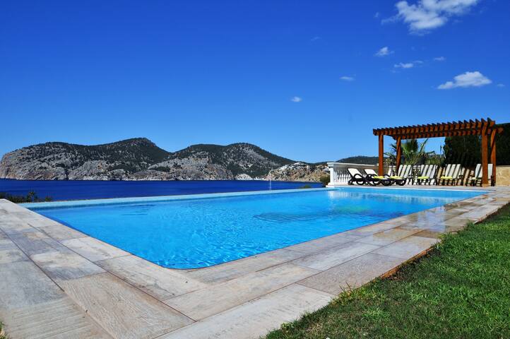 Villa CA TOTHOM en Andratx. Vistas al mar únicas! gallery image 2