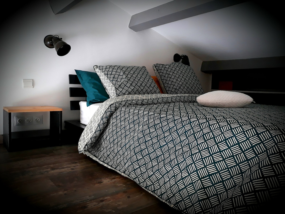 تحت العلية ذات الارتفاع المنخفض، المثبتة على  ميزانين مفتوحة لغرفة المعيشة، تأخذ غرفة مليئة بالسحر مظهر ملجأ صغير.
للوصول إلى سلم.
فراش جديد، مجهز بالوسائد واللحاف والبطانية.
