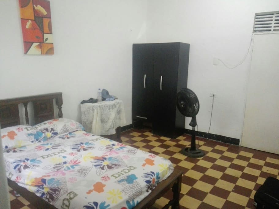 Cuarto de 4 x 4 metros con baño Cama, mesita, ropero, ventiladores,