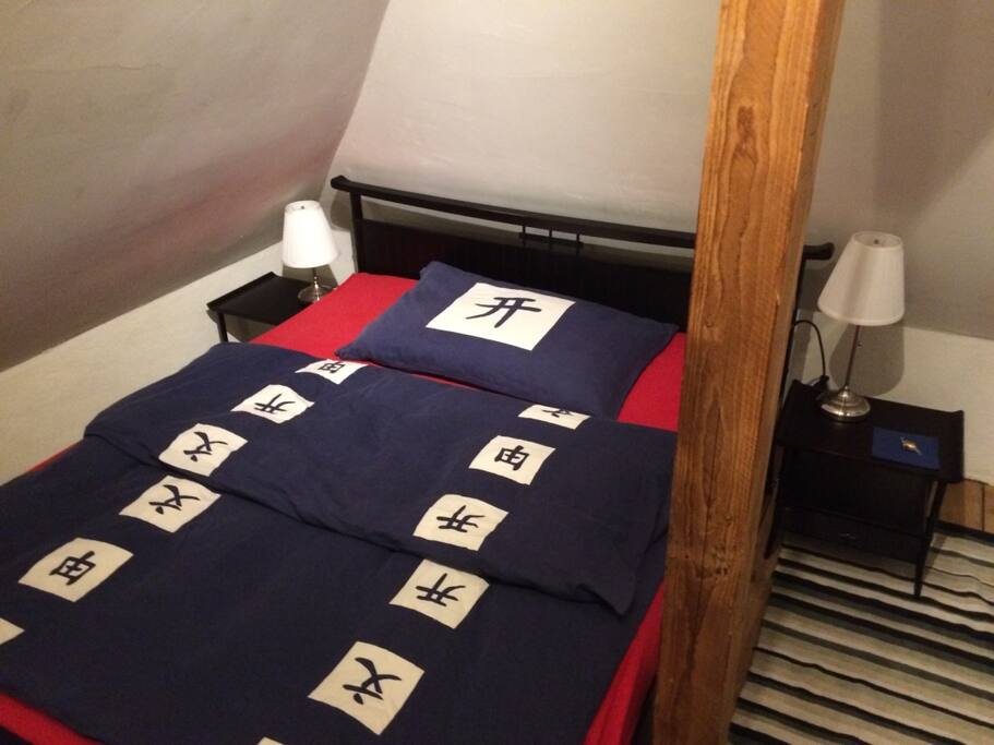 The bed. Superquality Swiss mattress, width 160 cm (62 inches). That's queen size.