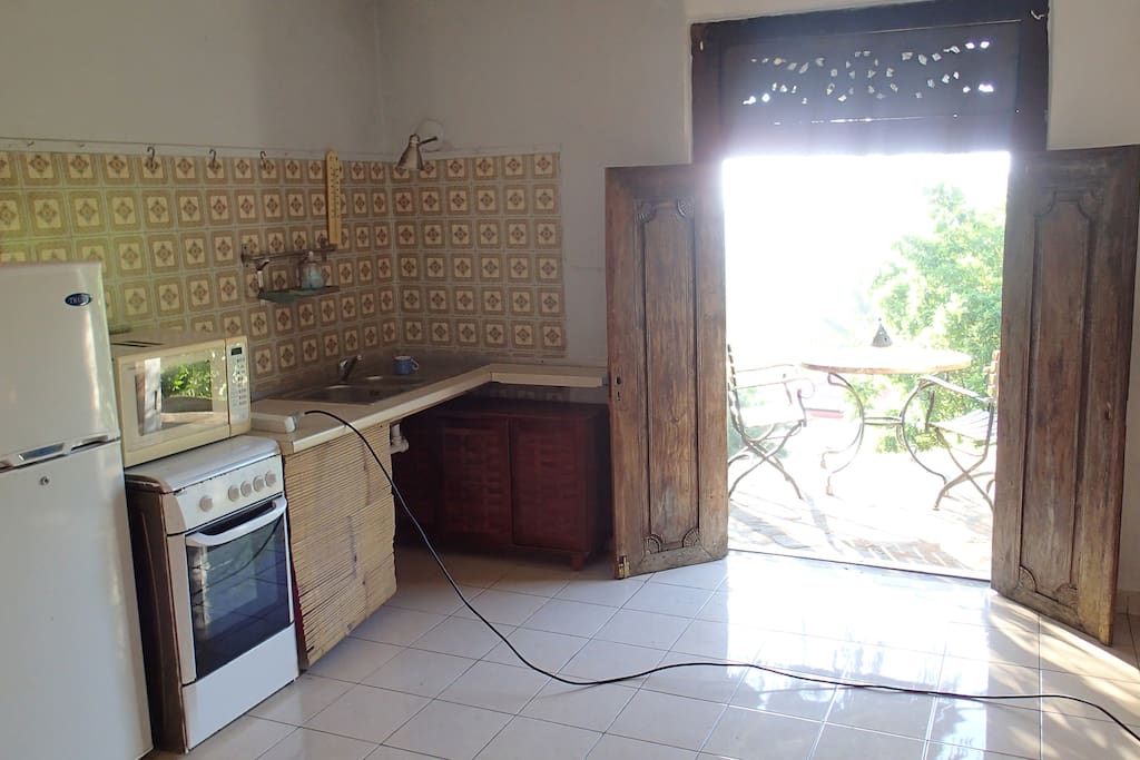 Une cuisinette à l'intérieure, pour des repas sur la terrasse.