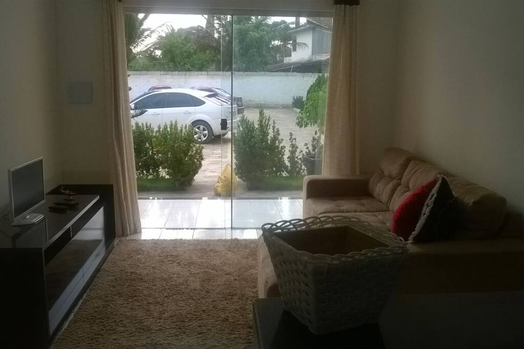 sala vista frente apt
com cortinas abertas