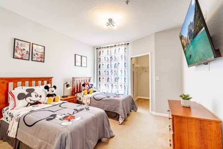 Deuxième chambre Mickey et Minnie avec lits jumeaux !