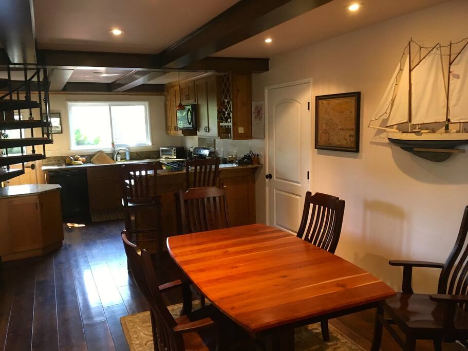 Expandable table seats 8